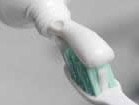 Zahnpaste auf einer Zahnbürste